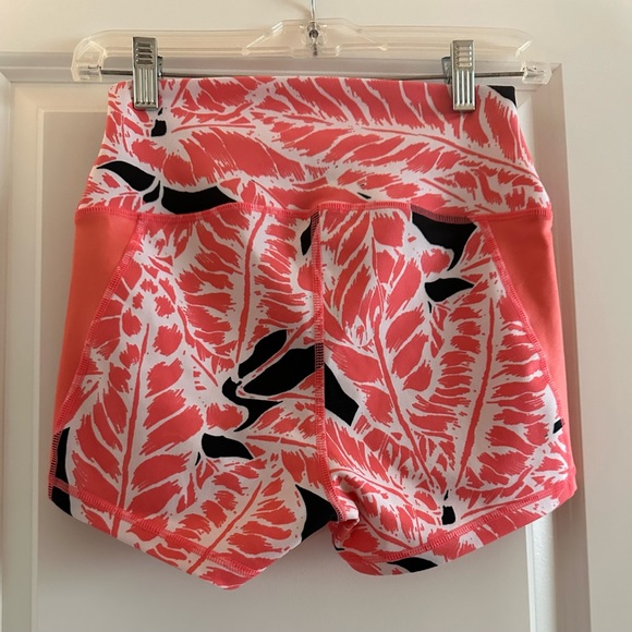 Alo Yoga Elevate Shorts Palm Springs Guava - Picture 3 of 8